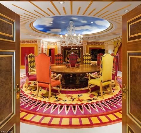 Một phòng họp thuộc khu phòng hoàng gia với trần nhà mô phỏng bầu trời.
