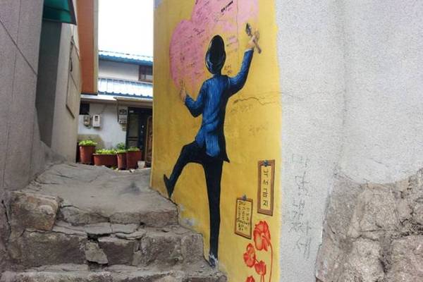 1. Ihwa Maeul, Seoul: Một trong những ngôi làng graffiti nổi tiếng nhất của thủ đô Hàn Quốc tọa lạc dọc những triền dốc Naskan, thuộc phía bắc ngoại ô Seoul. Trong vòng 10 năm, ngôi làng đã chuyển mình từ khu ở lụp xụp thành điểm hấp dẫn khách du lịch. Bạn nên ghé thăm vào buổi sáng sớm để tránh lượng khách tham quan đông đúc. Tranh trên tường có chủ đề khá phong phú, từ bông hoa cho tới đàn cá đổ dọc theo cầu thang, cho tới bức tranh lớn trải dài khu cầu chui. Bạn có thể tìm thấy các dự án vẽ tương tự ở Seoul, như Gaemi Maeul (Làng Kiến) thuộc phía bắc quận Inwangsan, hay HBC Art Village ở Haebangchon. Ảnh: Trent Holden/Lonly Planet.