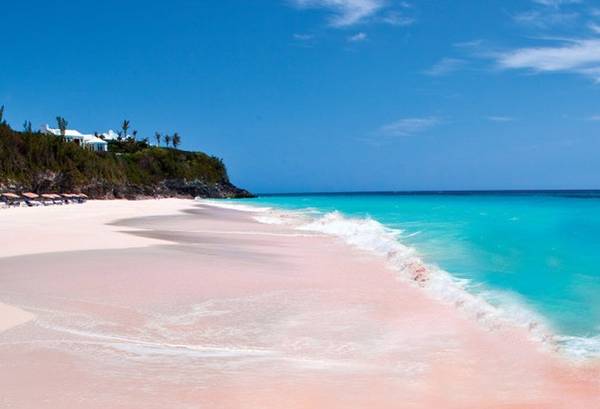 Màu hồng nhạt của bãi biển trải dài hàng chục cây số và đôi chỗ rộng 15 - 30 m. Trên bãi biển gần như hoang vắng này là những ngôi nhà nhỏ xinh xắn đầy màu sắc nằm cách nhau hàng chục thậm chí hàng trăm mét. Bức tranh tương phản sắc màu tuyệt đẹp ở bãi biển cát hồng lãng mạn tại Bahamas. Ảnh: Soocurious.
