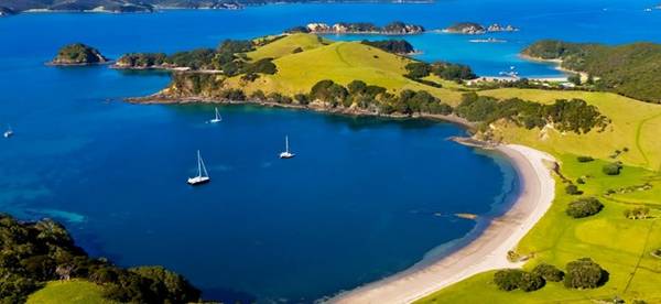 Bay of Islands, New Zealand: Khu vực Bay of Islands (Vịnh của những hòn đảo) có tới 140 đảo, nơi du khách có thể “nạp năng lượng” sau những chuyến thám hiểm khó khăn ở New Zealand. Không khí nơi đây thanh bình, tĩnh lặng, với khung cảnh đẹp như chốn thần tiên. 