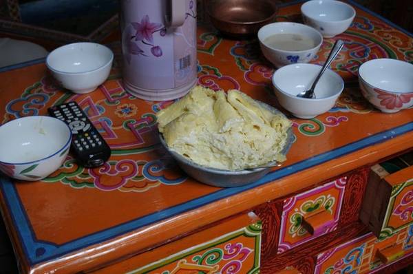 Bơ làm từ sữa bò Yak có bán ở chợ địa phương khá nhiều. Bơ có mùi thơm nhẹ, ít béo như bơ đặc, dùng pha với trà xanh để uống tăng nhiệt và chống lạnh cực tốt. Đây là một trong những đặc sản của người dân du mục ở Mông Cổ.