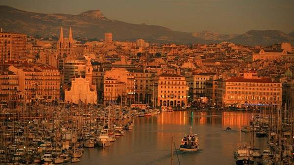 <strong>4. Marseille: </strong>Bến cảng lâu đời của Pháp này có ảnh hưởng của vùng Địa Trung Hải, phong phú về văn hóa và di sản. Đây cũng là nơi có những loại pizza ngon tuyệt.