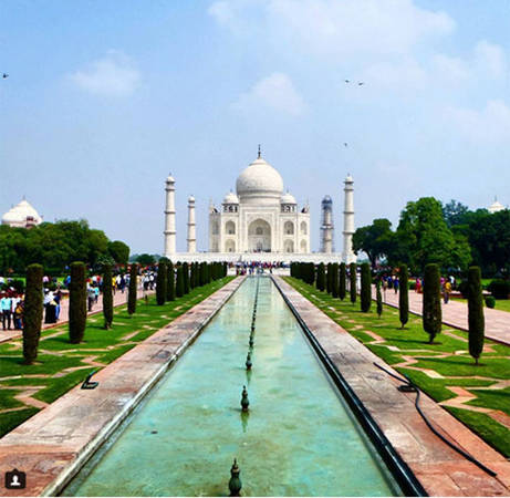Sẽ luôn là một thiếu sót nếu nhắc đến các địa điểm đẹp ở châu Á mà bỏ qua Taj Mahal, Ấn Độ. Lăng mộ bằng đá cẩm thạch trắng này nằm ở thành phố Agra, và chào đón khoảng 3 triệu du khách mỗi năm.