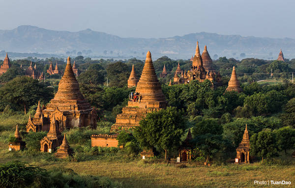 Vẫn có rất nhiều du khách nán lại để ngắm nhìn vẻ đẹp của cố đô Bagan khi nắng lên.