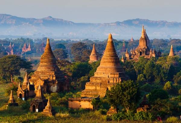 Myanmar có nhiều công trình tôn giáo linh thiêng, thu hút du khách quốc tế. Ảnh: Businessinsider.