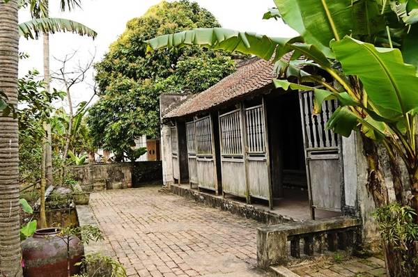 Tọa lạc ở ngôi làng nhỏ thuộc xã Hòa Hậu, huyện Lý Nhân, tỉnh Hà Nam, ngôi nhà này được xây dựng cách đây hơn 140 năm. Chủ nhân ngôi nhà xưa kia là nguyên mẫu cho nhân vật Bá Kiến trong "Chí Phèo", một tác phẩm văn học nổi tiếng của Nam Cao.