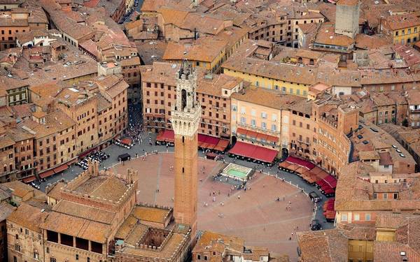 Siena, Italy: Siena là một thị trấn ở vùng Toscano. Nhà cửa ở Siena được xây dựng theo hình vòng cung như những bước tường thành vững chắc, ôm lấy quảng trường trung tâm Piazza del Campo. Đây được coi là một trong những quảng trường thời trung cổ đẹp nhất Italy nói riêng và châu Âu nói chung.