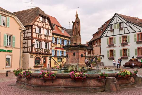 Phim Beauty and the Beast (Người đẹp và quái vật) lấy hình ảnh của những ngôi làng nhỏ xinh vùng Alsace phía đông bắc nước Pháp làm nguyên mẫu cho quê hương của nàng Belle xinh đẹp.