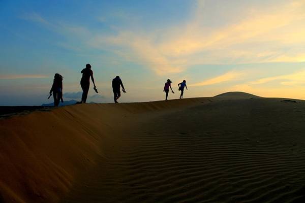 Chạy nhảy hay trượt cát trên sa mạc Nam Cương lộng gió, ngắm hoàng hôn dần buông… quả là điều tuyệt vời.