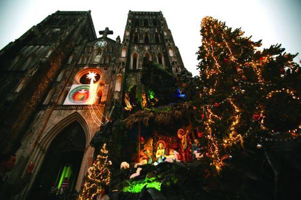 Hàng năm, cứ vào dịp Giáng sinh, nhà thờ Lớn Hà Nội lại được trang hoàng rực rỡ với những cây thông lớn trang trí cầu kỳ.