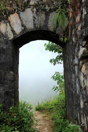 Cánh cổng bước vào Đồn Cao thường được ẩn giấu trong sương mù.