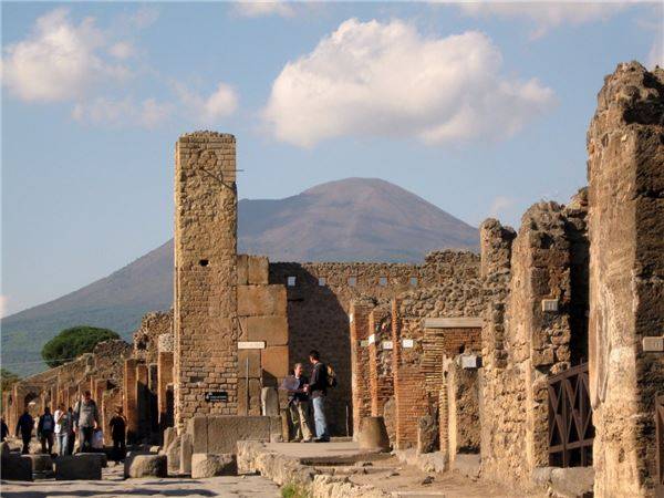 <strong>Pompeii, Ý:</strong> Bị chôn vùi dưới lớp đá bọt dày khoảng 4 đến 6m từ 2.000 năm trước, thành phố Pompeii của Ý thu hút du khách nhờ những công trình cổ xưa nguyên vẹn sau khi khai quật. Tuy nhiên, những tàn tích của thành phố đang bị xuống cấp nhanh chóng do mưa bão và hệ thống thoát nước không đúng cách. Có ba bức tường riêng biệt và cả một tòa nhà trong quần thể này đã sụp đổ và UNESCO tuyên bố rằng địa điểm này có khả năng sẽ sụp đổ hoàn toàn trong tương lai không xa.