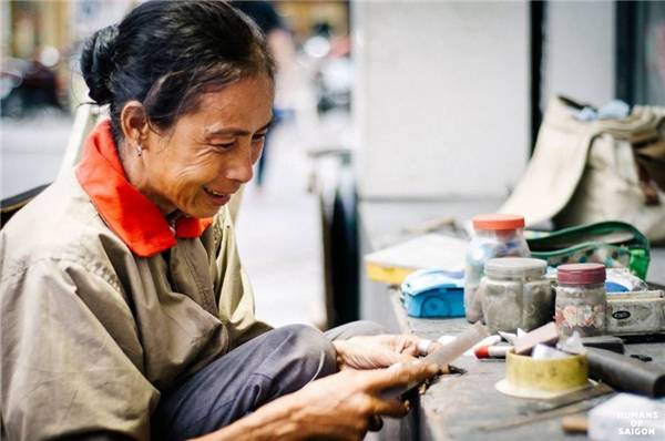  Người phụ nữ tảo tần bên xe sửa chìa khóa - cái nghề tưởng rằng chỉ có đàn ông mới làm được. (Ảnh: Humans of Saigon)
