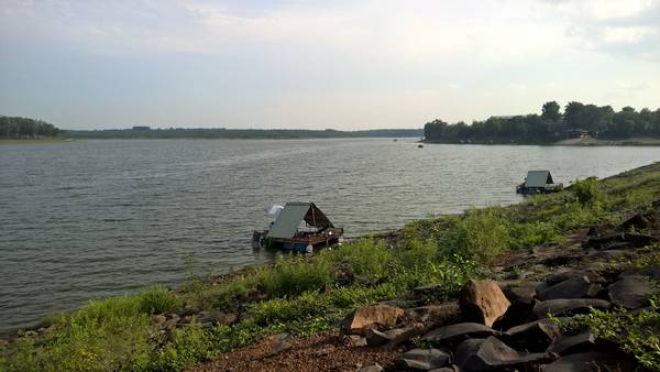 Hồ Sông Mây bình yên lý tưởng để cắm trại. Ảnh: Tiểu Duy