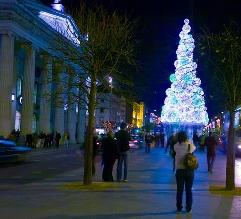 Đường phố Dublin của Ireland dập dìu du khách mùa Giáng sinh. 