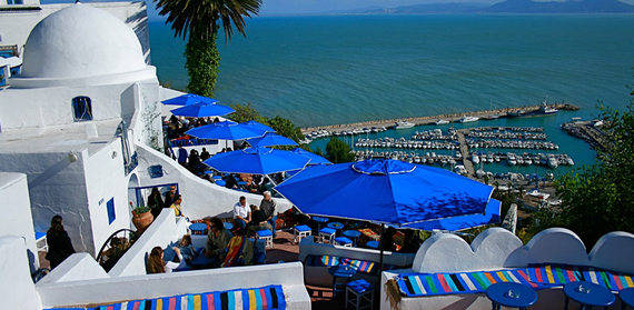 Nơi đây trở thành điểm đến nổi tiếng dành cho giới giàu có ở Tunisia. Cảnh quan ở Sidi Bou Said có phần giống với các đảo ở Hi Lạp với những tòa nhà màu trắng được tô điểm bởi họa tiết xanh tươi, rực rỡ.