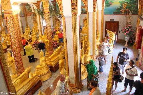 tieng-phao-Tầng một và tầng hai của tòa tháp trưng bày vô số tượng Phật Thích Ca trong thế ngồi thiền, nhập niết bàn… và trên các bức tường được vẽ trang trí những câu chuyện mô tả cuộc đời của Đức Phật.