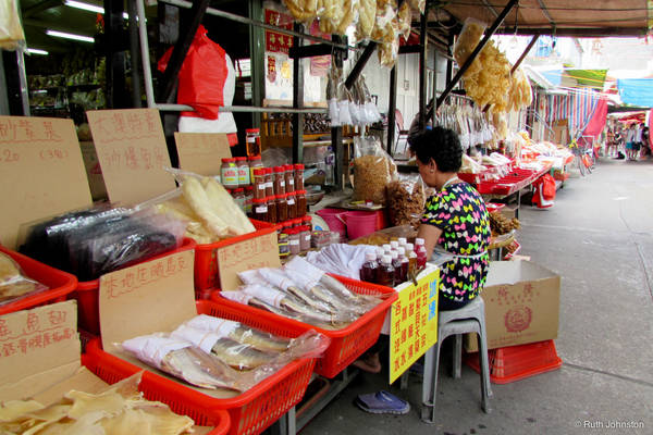 Khi tản bộ trên những con phố ở Tai O, bạn sẽ dễ dàng bắt gặp các quầy bán đồ ăn nhẹ và ẩm thực đường phố ở hầu hết những góc phố. Đa phần trong số chúng đều được làm từ hải sản do Tai O là một làng chài. Ảnh: Ruth Johnston