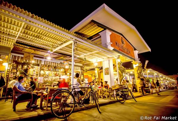 Sau khi mua sắm, du khách có thể dừng chân thưởng thức cà phê tại các quán được thiết kế bằng các vật dụng tái chế. Ảnh: Bangkok.com