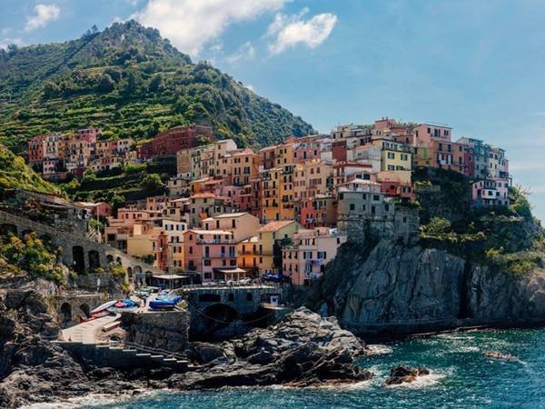 Cinque Terre là một trong những vùng đẹp nhất Italy. Những ngôi làng ven biển với màu sắc rực rỡ, các con đường uốn lượn và nhịp sống chậm rãi là nơi hoàn hảo để bạn lang thang một mình.