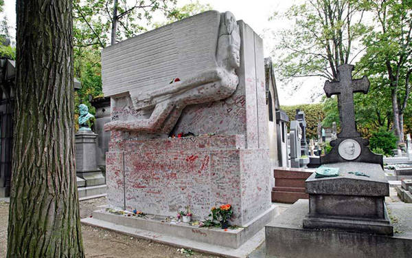 Lăng mộ của những nụ hôn Lăng mộ của Oscar Wilde là điểm đến ưa thích với du khách và rất nhiều người trong số họ đã để lại một vết son trên bức tường ngôi mộ làm kỷ niệm. Một phần trong số đó muốn thể hiện sự yêu mến đối với đại văn hào.