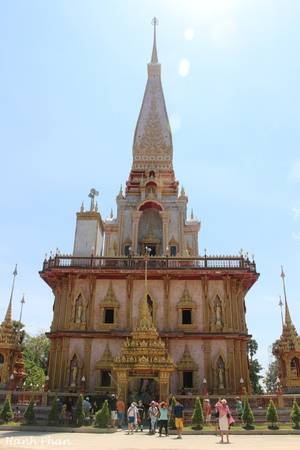 Tòa tháp chính ba tầng trong chùa Chalong mang đậm kiến trúc truyền thống Thái Lan với những chóp nhọn dát vàng, hoa văn chạm trổ tinh xảo. Trước khi bước vào tháp chiêm ngưỡng, bạn phải tháo giày dép và xếp ngay ngắn trên kệ.