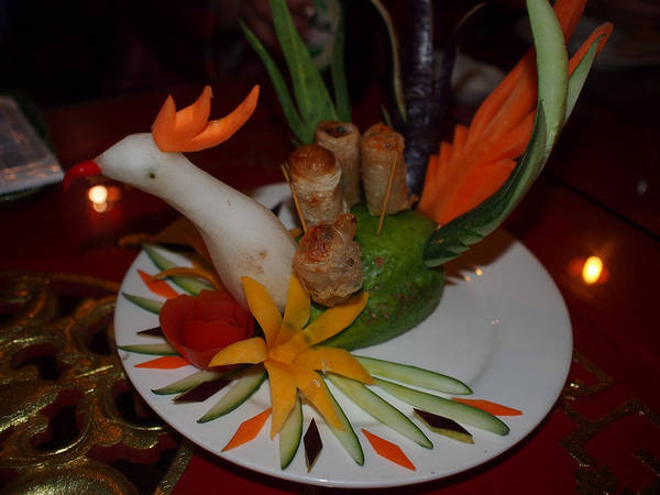 Du lich Hue - Món ăn được trang trí cầu kỳ theo phong cách hoàng gia.