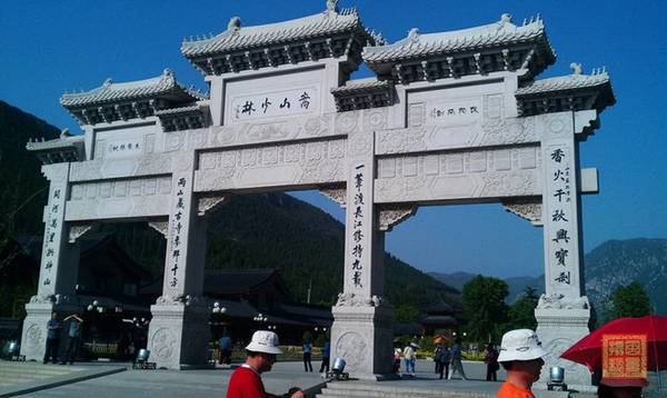 Cổng tam quan bằng đá trắng và tượng võ tăng khổng lồ báo hiệu du khách chuẩn bị bước vào khuôn viên chính của chùa. Ảnh: Nipic.