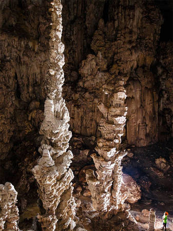 Những cột thạch nhũ lớn trong hang.