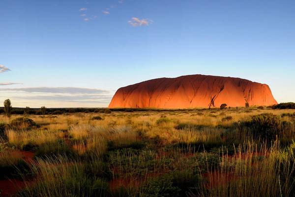 Một chuyến đi tới Australia không thể coi là hoàn hảo nếu thiếu vùng Outback, nơi du khách sẽ được chiêm ngưỡng núi Uluru rực đỏ trong ánh nắng và ngắm động vật hoang dã. Ảnh: Uluru-australia.