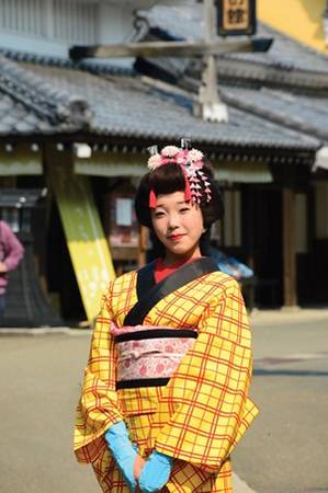 Cô gái Nhật trong trang phục truyền thống ở Công viên Văn hóa Jidaimura, Hokkaido