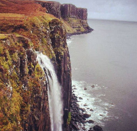 Thác nước biết hát duy nhất thế giới nằm ở Scotland. Khi gió thổi qua thác Mealt trên đảo Skye sẽ làm rung hàng rào bao quanh nơi ngắm cảnh và toàn bộ khu vực ngân nga những giai điệu kỳ lạ. Đây cũng là điểm ngắm cảnh ấn tượng ở Scotland.