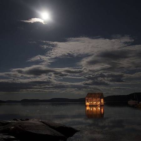 Một đêm trăng tịch mịch nhưng yên bình ở Burlington, Newfoundlanders. (Nguồn IG @nowarabx)
