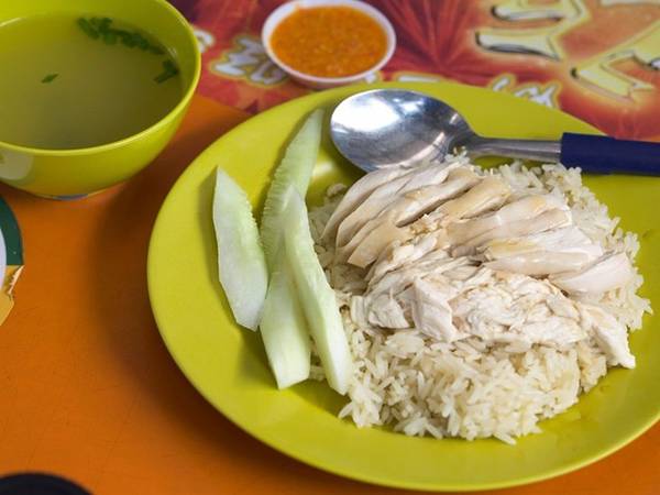 Có lẽ món ăn nổi tiếng nhất Singapore là cơm gà Hải Nam. Nơi dân bản xứ hay ăn món này nhất là nhà hàng cơm gà Tian Tian và cơm gà Hải Nam Wee Nam Kee.