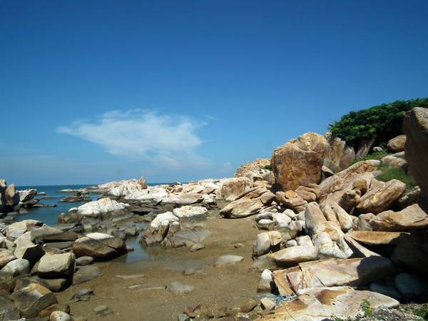 du lịch Phan Thiết - Bạn sẽ được nhìn thấy ngay bãi đá ấn tượng này khi thuyển cập bờ.