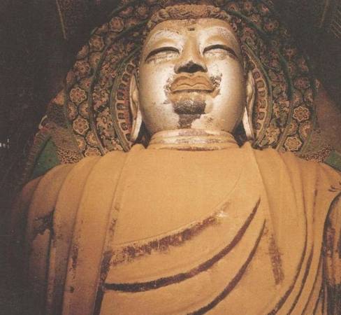 Trong thời Đường, có 2 bức tượng Phật khổng lồ được xây dựng tại đây, phản ánh sức mạnh và sự tự tôn của đế chế bấy giờ.