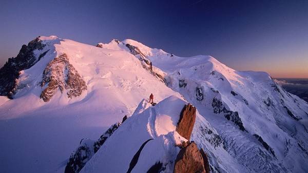 <strong>5. Mont Blanc: </strong>Nằm ở biên giới giữa Pháp và Italy, Mont Blanc có độ cao 4.810 m vươn lên trên dãy Alps. Đây là ngọn núi cao thứ 11 thế giới. Gần đó là Charmonix, một trong những khu trượt tuyết nổi tiếng nhất nước Pháp.