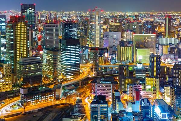 Thành phố Osaka là phông nền hoàn hảo cho một trò chơi điện tử. Toàn thành phố được quy hoạch chỉn chu, sạch sẽ và hiệu quả.
