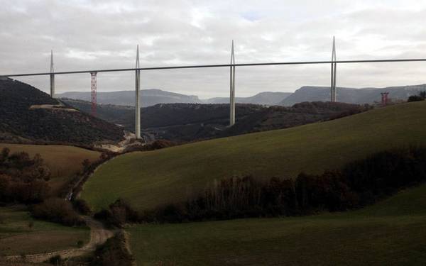 11. Millau Viaduct (Pháp): Millau Viaduct với chi phí xây dựng 418 triệu USD này là cầu cao nhất thế giới (343 m), bắc ngang thung lũng sông Tarn, phía bắc Montpellier.