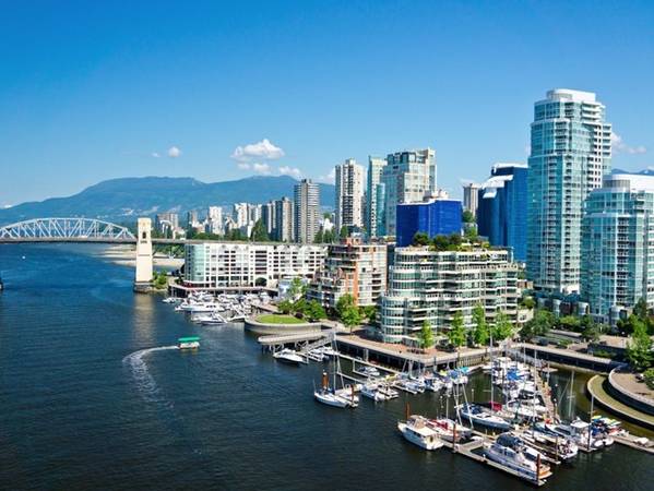 Là một thành phố trẻ với cộng đồng phong phú, Vancouver, Canada, có khu trung tâm nhộn nhịp, nhưng cũng không thiếu các khu hoạt động ngoài trời như công viên Stanley - nơi lý tưởng để đi bộ. Ngoài ra, du khách còn có thể tới thăm đảo Granville, nơi có nhiều khách sạn, nhà hàng, phòng tranh và chợ. 