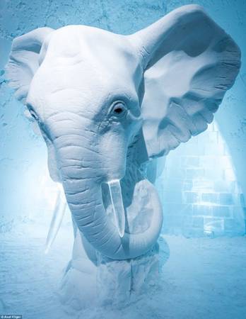 Một bức tượng nghệ thuật - chú voi tạc từ băng tuyết cao 3m đặt giữa sảnh khách sạn gây ấn tượng mạnh cho du khách - Ảnh: Daily Mail