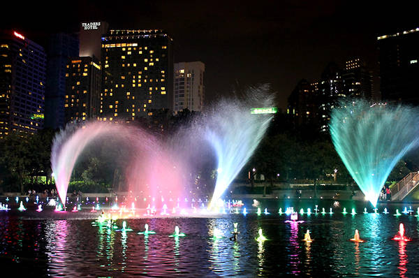 Nhạc nước ở trước tháp đôi Petronas Twin Towers.