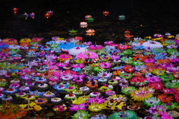 Dòng sông rực rỡ với muôn màu sắc của đèn hoa đăng. Ảnh: gian_tg/flickr.com