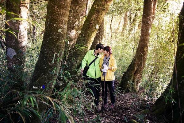 Nhờ chọn những bộ đồ rực rỡ mà đôi bạn Duy và Linh trở nên nổi bật giữa khung cảnh hoang sơ của rừng sâu trong nắng sớm.