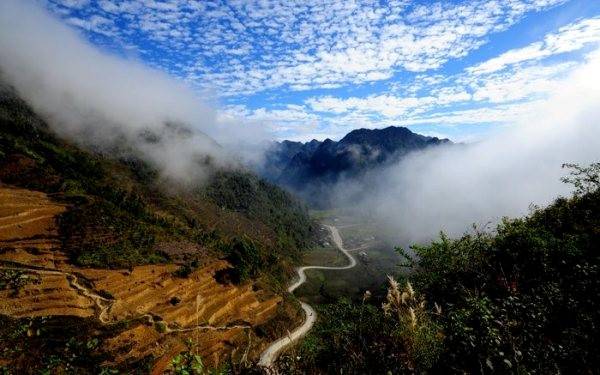 Chỉ có khoảng 20 cây số đầu tiên tính từ trung tâm tỉnh Hà Giang trở ra, đường Hạnh Phúc khá êm ái và bằng phẳng. 