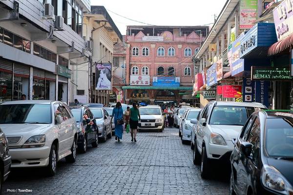 Thành phố không có xe máy Yangon là thành phố lớn và sôi động nhất của Myanmar với nhiều kiến trúc độc đáo của người Anh từ thời thuộc địa. Nơi đây cũng từng được gọi là "London ở Đông Nam Á" với những dòng xe ô tô nối đuôi nhau. Bạn có tìm đỏ mắt cũng không hề thấy bóng dáng của một chiếc xe gắn máy. Ô tô thường đỗ ngay trên đường nên hầu như lúc nào cũng xảy ra tình trạng tắc nghẽn giao thông ở đây.