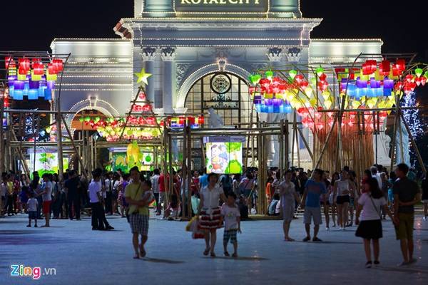 Với diện tích 2.000 mét vuông, vườn cổ tích đèn lồng tại Quảng trường Royal City (Thanh Xuân - Hà Nội) vừa được nhận Kỉ lục Guinness Việt Nam 