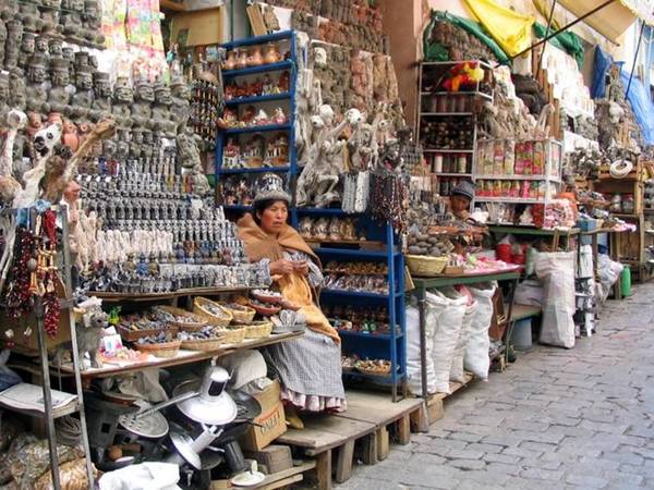 Chợ phù thủy (La Paz, Bolivia): Đây là một trong những chợ đường phố lạ lùng nhất Nam Mỹ. Nằm ở thủ đô cao nhất thế giới - La Paz (3.400 m so với mực nước biển), khu chợ này có hàng loạt cửa hàng nơi các phù thủy, thầy lang, nhà chiêm tinh, thầy bói, pháp sư... sống và hành nghề.