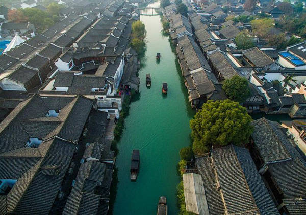 Nằm tại đồng bằng phù sa giao giữa Hàng Châu - Gia Hưng - Hồ Châu trên kênh đào nối giữa Bắc Kinh - Hàng Châu được xây dựng hơn một ngàn năm nay để giao thương hàng hóa và văn hóa giữa các vùng phía Bắc và phía Nam của miền Đông Trung Quốc.