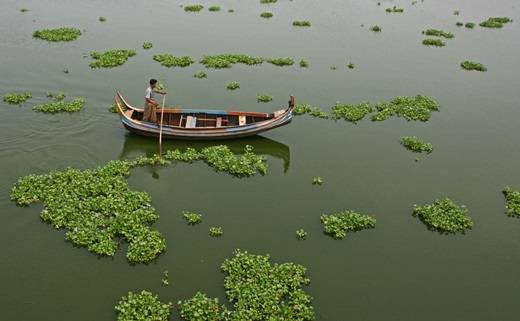  Hồ Taungthaman gần Amurapara với chiếc thuyền gỗ thư thả trôi trên mặt nước yên tĩnh có làm bạn xuyến xao? (Nguồn: Internet)